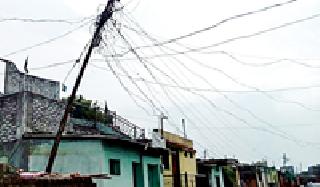 The power on the pole is out of date | खांबावरील वीज तारा झाल्या कालबाह्य The power on the pole is out of date | खांबावरील वीज तारा झाल्या कालबाह्य