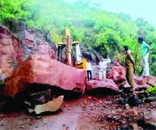 A rift on the horrific road collapsed | कुडपण रस्त्यावर दरड कोसळली A rift on the horrific road collapsed | कुडपण रस्त्यावर दरड कोसळली