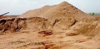 The use of stolen sands in the Gadga project | गडगा प्रकल्पात चोरीच्या रेतीचा वापर The use of stolen sands in the Gadga project | गडगा प्रकल्पात चोरीच्या रेतीचा वापर
