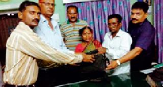 Women's bag received by train police promptly | रेल्वे पोलिसांच्या तत्परतेने मिळाली महिलेची बॅग Women's bag received by train police promptly | रेल्वे पोलिसांच्या तत्परतेने मिळाली महिलेची बॅग