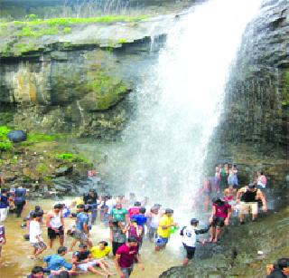 Trekking Free along with the Vangani flame | वांगणीच्या धबधब्यावर भिजण्यासोबत ट्रेकिंग फ्री