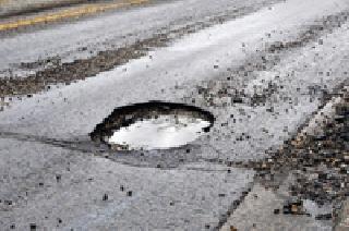 Due to rain, the state highway's plight | पावसामुळे राज्य महामार्गाची दुर्दशा