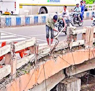 Pimpri flyover collapsed | पिंपरी उड्डाणपुलाचा कठडा कोसळला Pimpri flyover collapsed | पिंपरी उड्डाणपुलाचा कठडा कोसळला