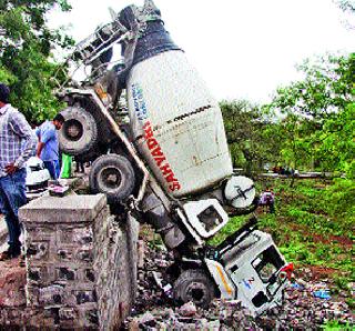 Cementmictor unchecked | सिमेंटमिक्सर अनियंत्रित