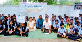 Parents and teachers of the Aheri palace | अहेरीच्या राजवाड्यासमोर पालक, विद्यार्थ्यांचा ठिय्या Parents and teachers of the Aheri palace | अहेरीच्या राजवाड्यासमोर पालक, विद्यार्थ्यांचा ठिय्या