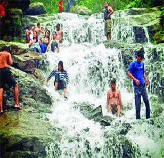 Floods of the Malsege Ghatbe blossomed by tourists | माळशेज घाटातील धबधबे पर्यटकांनी फुलले