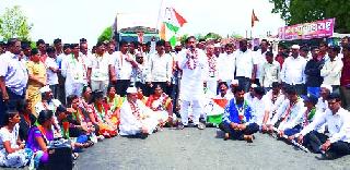 'Rasta Roko' at Shinde village for onion brother | कांदा भावासाठी शिंदे गाव येथे ‘रास्ता रोको’