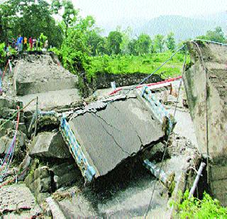 38 dead in landslide in Darjeeling district | दार्जिलिंग जिल्ह्यातील भूस्खलनात ३८ मृत्युमुखी