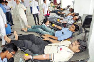 Valu Babuji honored with blood donation | रक्तदान करून वाहिली बाबूजींना आदरांजली Valu Babuji honored with blood donation | रक्तदान करून वाहिली बाबूजींना आदरांजली