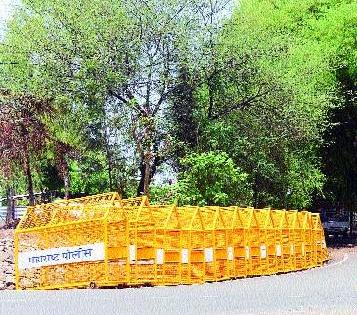 9 66 Barricates control the crowd | ९६६ बॅरिकेट्सच्या सहाय्याने गर्दीवर नियंत्रण