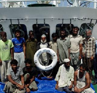 Suspected foreign boats found on Kerala coast | केरळच्या किनाऱ्यावर आढळली संशयास्पद विदेशी नौका Suspected foreign boats found on Kerala coast | केरळच्या किनाऱ्यावर आढळली संशयास्पद विदेशी नौका