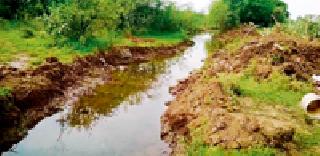Blasted the small band of Irrigation Department | लघु पाटबंधारे विभागाचा गावतलाव फोडला
