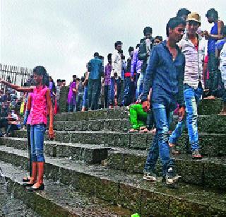 Bhushi dam steps dry due to rain | भुशी धरणाच्या पायऱ्या पावसाअभावी कोरड्या