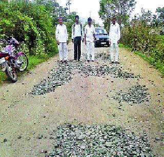 The road to Kamoli-Bhadus road was stopped | करमोळी-भादस संभवे रस्त्याचे काम पाडले बंद The road to Kamoli-Bhadus road was stopped | करमोळी-भादस संभवे रस्त्याचे काम पाडले बंद