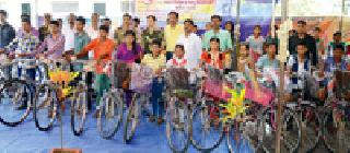 50 students of Naxalite family got bicycle | नक्षलपीडित कुटुंबातील ५० विद्यार्थ्यांना मिळाली सायकल 50 students of Naxalite family got bicycle | नक्षलपीडित कुटुंबातील ५० विद्यार्थ्यांना मिळाली सायकल