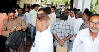 Complaint of the complainants to the District Collector: | जिल्हाधिकाऱ्यांकडे तक्रारकर्त्यांची गर्दी : Complaint of the complainants to the District Collector: | जिल्हाधिकाऱ्यांकडे तक्रारकर्त्यांची गर्दी :