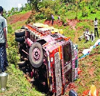 Traffic in Warkaris Traffic in Pokhri Ghat | पोखरी घाटात वारकऱ्यांच्या ट्रकला अपघात