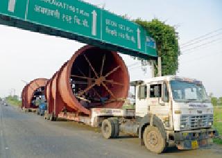 Increased problems due to vertical trailer from seven days | सात दिवसांपासून उभ्या ट्रेलरमुळे वाढल्या समस्या Increased problems due to vertical trailer from seven days | सात दिवसांपासून उभ्या ट्रेलरमुळे वाढल्या समस्या