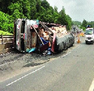 Truck shuffle due to driver's fault | चालकाच्या चुकीमुळे ट्रक कलंडला