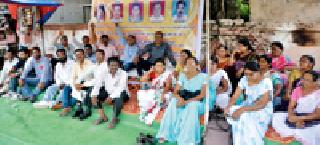 Heath Employees Federation's wages for tired wages | थकीत वेतनासाठी हेल्थ एम्प्लॉईज फेडरेशनचे धरणे Heath Employees Federation's wages for tired wages | थकीत वेतनासाठी हेल्थ एम्प्लॉईज फेडरेशनचे धरणे