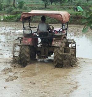 Use of agricultural tractor in other work | शेतीच्या ट्रॅक्टरचा इतर कामात वापर