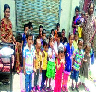 On the kindergarten road due to class squares | वर्गखोलीअभावी बालवाडी रस्त्यावर