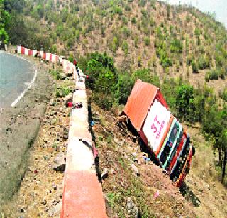 Rajgurunagar-Mancharar highway, not the highway | राजगुरुनगर-मंचर महामार्ग नव्हे, मंदमार्ग