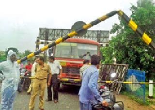 Vehicle Stops | रेल्वे फाटकाला वाहनाची धडक Vehicle Stops | रेल्वे फाटकाला वाहनाची धडक