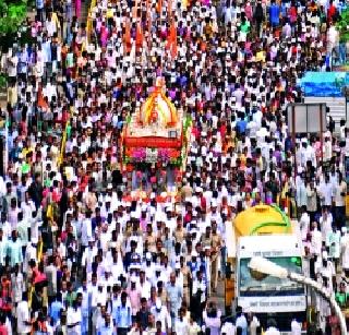 The crowd gathered for the show | दर्शनासाठी अलोट गर्दी The crowd gathered for the show | दर्शनासाठी अलोट गर्दी
