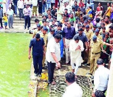 Godkatha deserted by police walls | पोलिसांच्या तटबंदीने गोदाकाठ सुनसान Godkatha deserted by police walls | पोलिसांच्या तटबंदीने गोदाकाठ सुनसान