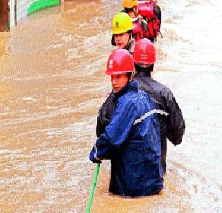 Chan home storm thousands homeless | चान होम वादळात हजारो बेघर