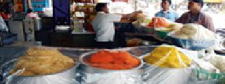 Market in the bright city for Ramadan Eid | रमजान ईदसाठी सजला शहरात बाजार Market in the bright city for Ramadan Eid | रमजान ईदसाठी सजला शहरात बाजार