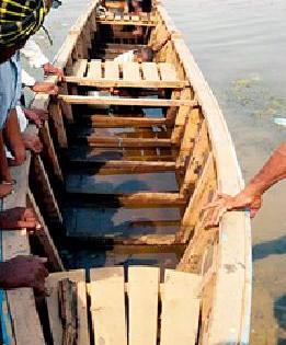 The supply of the 'Liquz' hill from the Zilla Parishad | जिल्हा परिषदेकडून ‘लिकेज’ डोंग्याचा पुरवठा The supply of the 'Liquz' hill from the Zilla Parishad | जिल्हा परिषदेकडून ‘लिकेज’ डोंग्याचा पुरवठा