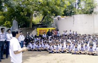 Students Feel the QuadCopter Thunder | विद्यार्थ्यांनी अनुभवला क्वॉडकॉप्टरचा थरार