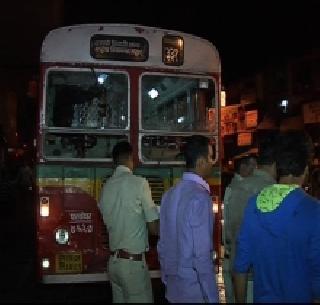 After the bus accident in Mumbai, the bus collided with angry mob | मुंबईत बस अपघातानंतर संतप्त जमावाकडून बसची तोडफोड After the bus accident in Mumbai, the bus collided with angry mob | मुंबईत बस अपघातानंतर संतप्त जमावाकडून बसची तोडफोड