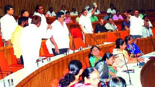 Ramghat has 'happened'; 'Bad' in the General Assembly | रामघाटावर ‘घडलंय’; महासभेत ‘बिघडलंय’ Ramghat has 'happened'; 'Bad' in the General Assembly | रामघाटावर ‘घडलंय’; महासभेत ‘बिघडलंय’