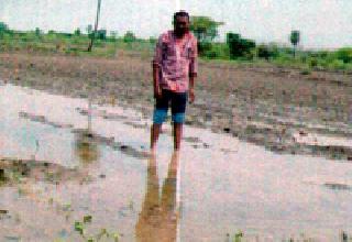 Mud because of the broken water | फुटलेल्या जलवाहिनीमुळे चिखल Mud because of the broken water | फुटलेल्या जलवाहिनीमुळे चिखल