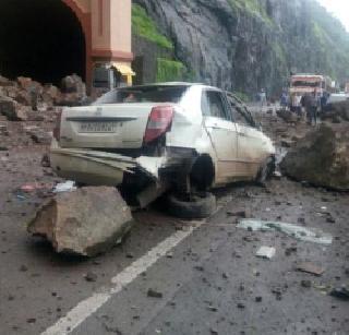 Two killed in collision in Pune Expressway | मुंबई - पुणे एक्सप्रेस वेवर दरड कोसळून दोन ठार