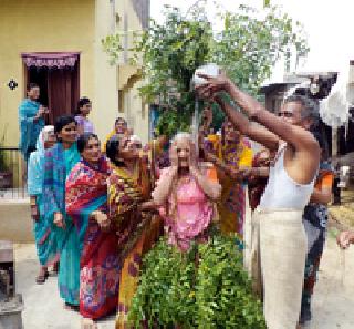 Sawarkhed Pingali women removed Dhondi | सावरखेड पिंगळाईत महिलांनी काढली धोंडी Sawarkhed Pingali women removed Dhondi | सावरखेड पिंगळाईत महिलांनी काढली धोंडी