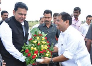 Chief Minister Devendra Fadnavis welcomed the welcome at Ballora Airport | बेलोरा विमानतळावर मुख्यमंत्री देवेंद्र फडणवीस यांचे उत्स्फूर्त स्वागत