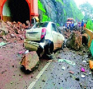 Traffic jam due to collapsing | दरड कोसळल्याने वाहतूक ठप्प