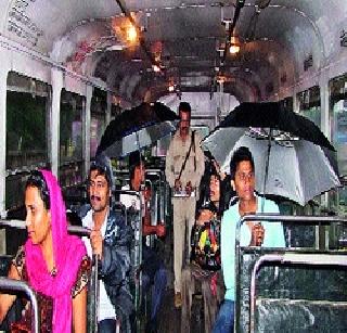 Travel by opening the umbrella through a leaky bus | गळक्या बसमधून छत्री उघडून प्रवास Travel by opening the umbrella through a leaky bus | गळक्या बसमधून छत्री उघडून प्रवास