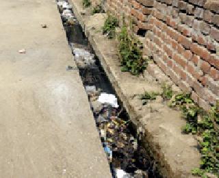 Even with the expenditure of millions, the garbage was damaged in the Nullah | लक्षावधी खर्चूनही नाल्यांत कचरा तुंबलेलाच Even with the expenditure of millions, the garbage was damaged in the Nullah | लक्षावधी खर्चूनही नाल्यांत कचरा तुंबलेलाच