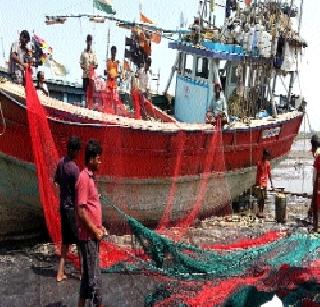 Fishermen's threat due to tornado waves | तुफानी लाटांमुळे मासेमारी धोक्यात