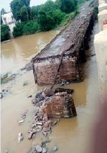 When to get rid of debris? : | मलबा केव्हा काढणार ? :