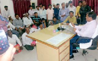 Farmer's literature visit to tehsildar for donation amount | अनुदानाच्या रकमेसाठी तहसीलदाराला शेती साहित्य भेट