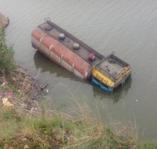 Tanker collapsed in the river | टँकर नदीत कोसळला