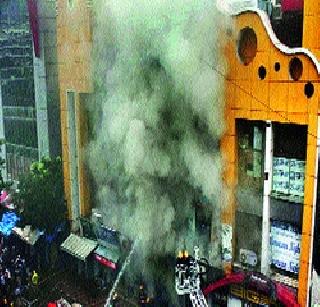 Showroom fire in Bandra | वांद्रे येथे शोरूमला आग