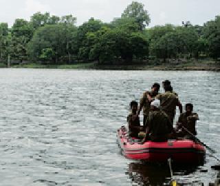 Jump in the mother's lake with the boy | मुलासह आईची तलावात उडी Jump in the mother's lake with the boy | मुलासह आईची तलावात उडी