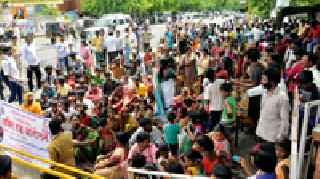 Land rights activists attacked the District Collector | जमीन हक्क आंदोलनकर्त्यांची जिल्हा कचेरीवर धडक Land rights activists attacked the District Collector | जमीन हक्क आंदोलनकर्त्यांची जिल्हा कचेरीवर धडक